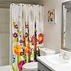 cortina de ducha de colores vibrantes en el baño