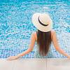 una mujer con sombrero en una piscina