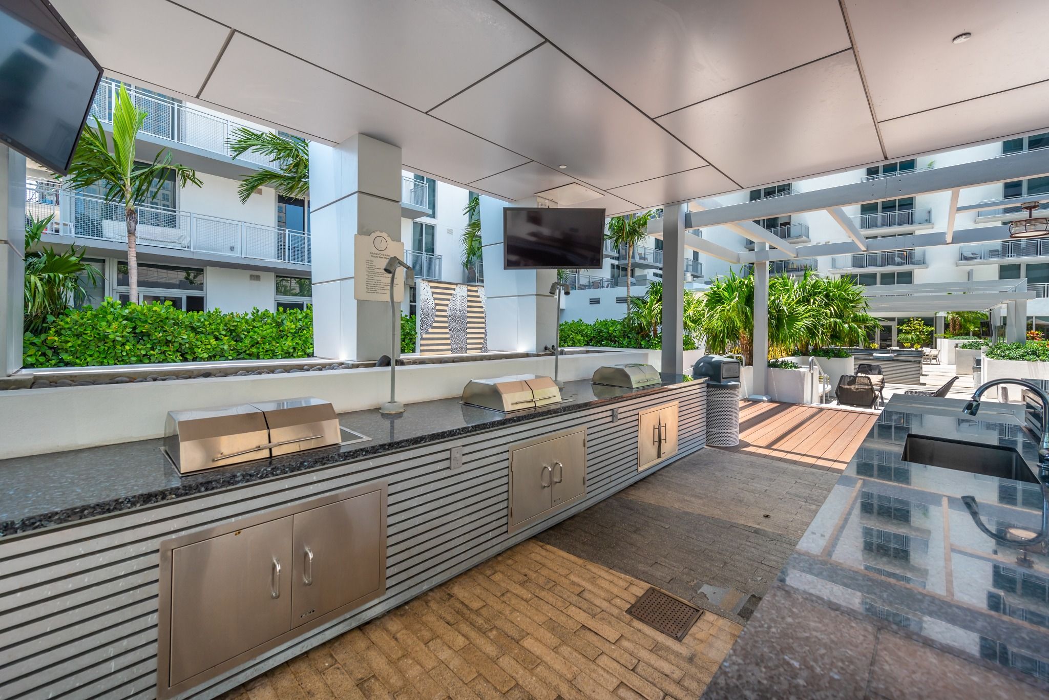 Full Outdoor Kitchen Full outdoor kitchen in Monarc Apartment