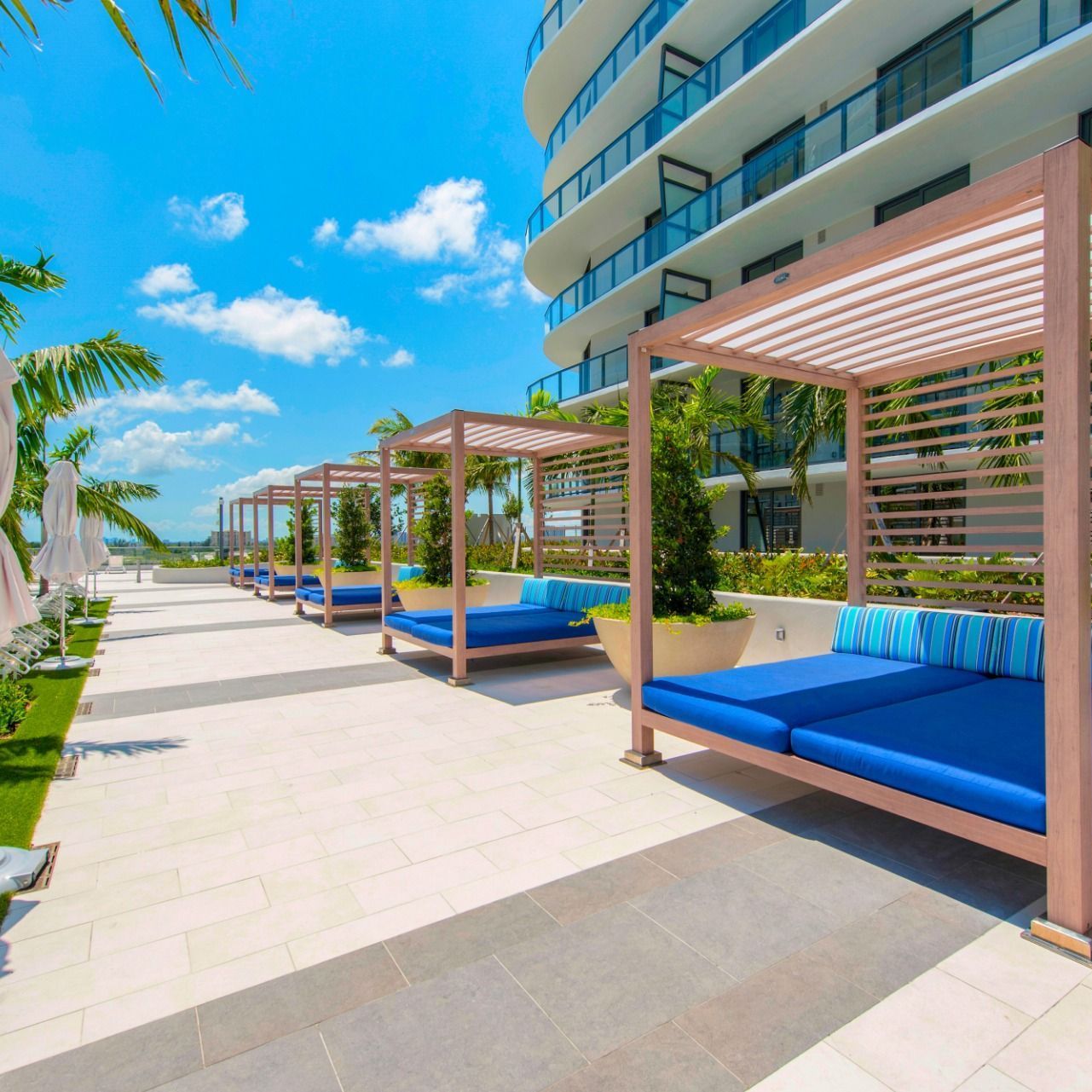Swimming Pools Private Cabanas by the Pool at The Shoreline at Solé Mia Apartments in North Miami