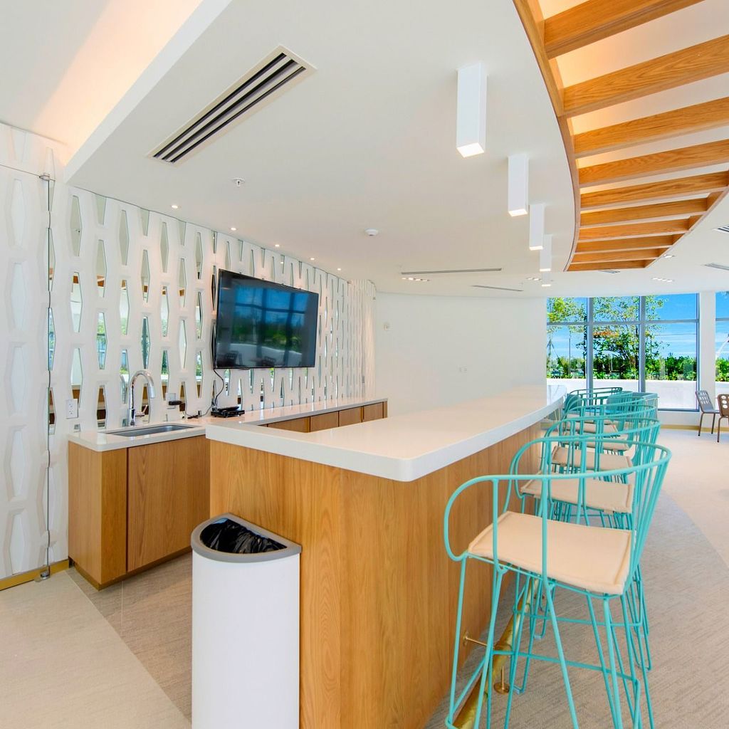 Resident Lounges Resident Lounges with Bar at The Shoreline at SoLé Mia Apartments in North Miami
