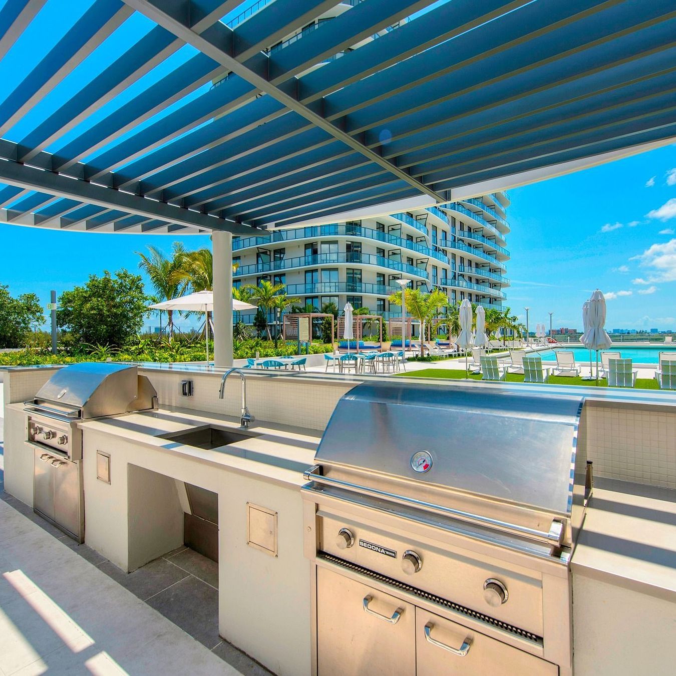 Swimming Pools Al Fresco Dining Grilling Station at The Shoreline at Solé Mia Apartments in North Miami
