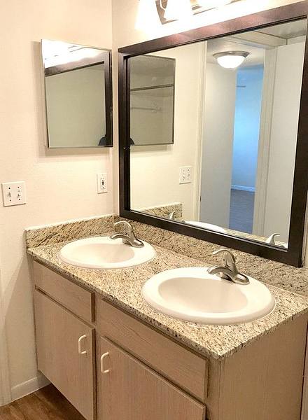 Dual vanity in bathroom